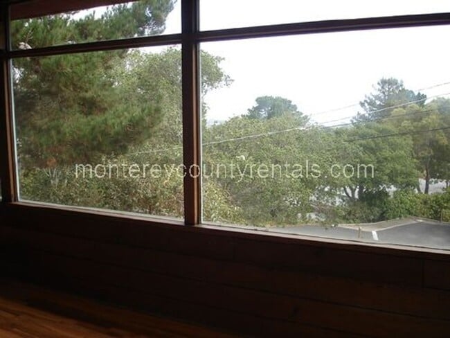 Building Photo - Enjoy this great home with dramatic bay views