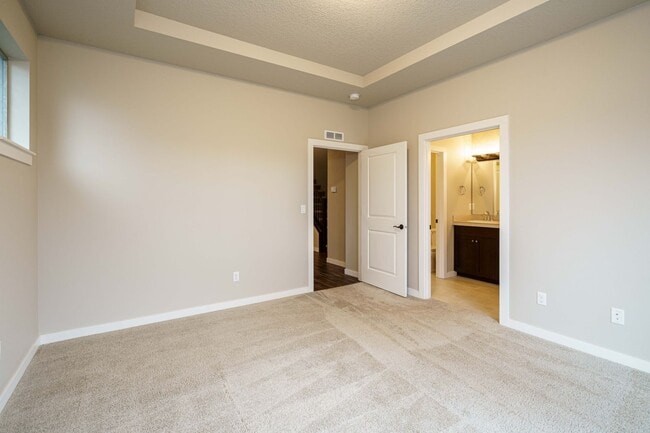 Building Photo - MASTER ON THE MAIN - 3 bedroom 2.5 bath - ...