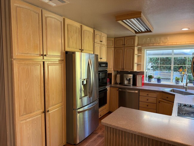 Building Photo - 4 bed, 3 bath cul-de-sac home!