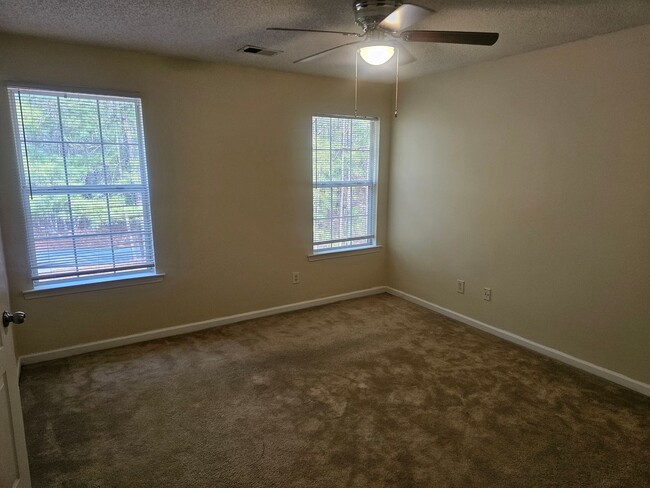 Building Photo - 2 Bedrooms, 2.5 Baths Townhouse located in...