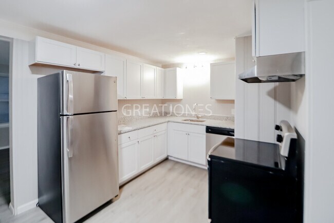 Building Photo - NOW OFFERING 1/2 MONTH FREE WITH SIGNED LE...