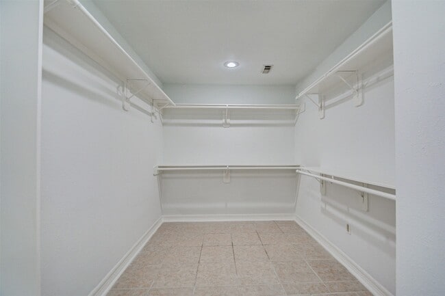 Building Photo - 3223 Logan Crest Ct