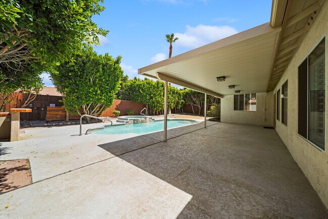 Building Photo - 37762 Drexell Dr