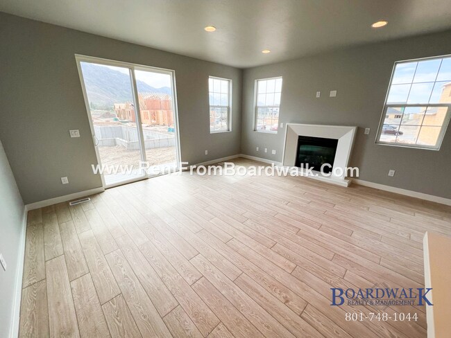 Building Photo - Modern Town Home in Highland!