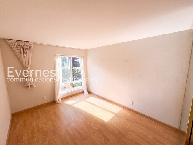 Building Photo - 320 N Civic Dr