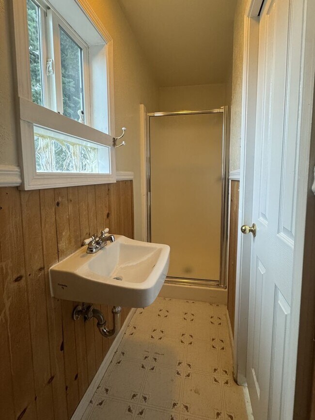 Building Photo - 5-Bed, 3-Bath in South Eugene