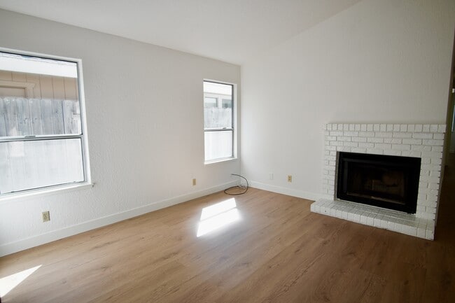 Building Photo - 4400 Sunrise Ct