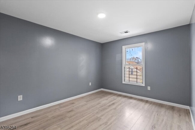 Building Photo - 132 E Main St