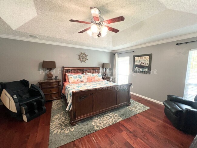 Building Photo - 264 Village Green Ave