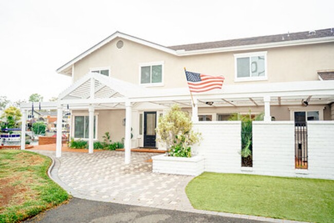 Primary Photo - Waterfront 4 Bedroom