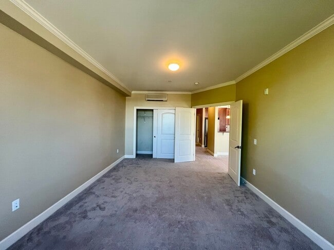 Building Photo - Spacious 2 Bedroom Condo in Fairhaven!