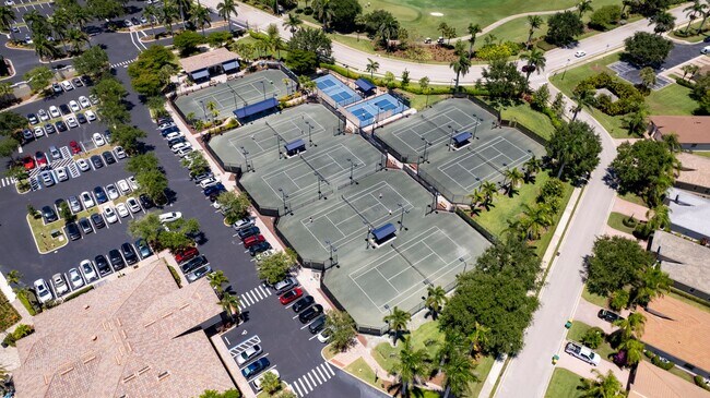 Building Photo - ** HERITAGE BAY ** 2 BED / 2 BATH - CONDO ...