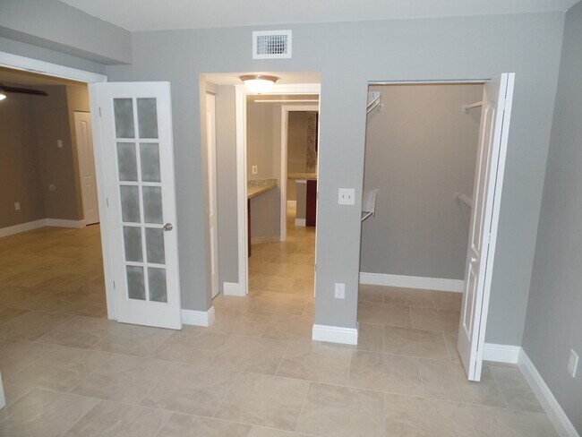 Building Photo - 2820 N Oakland Forest Dr