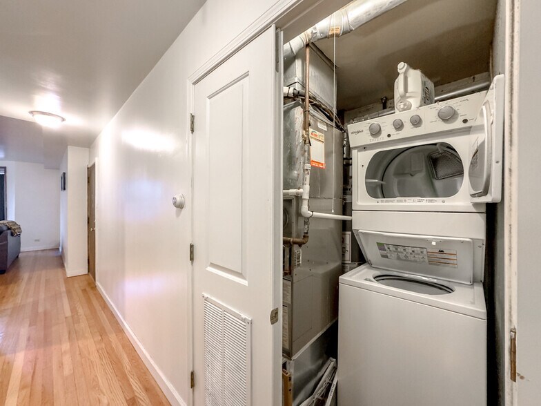 Building Photo - 6711 N Sheridan Rd