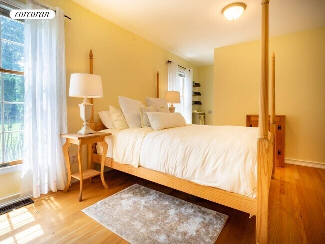 Building Photo - 1532 Noyack Rd