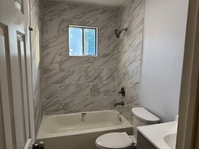 Building Photo - 5222 Moonshadows Dr