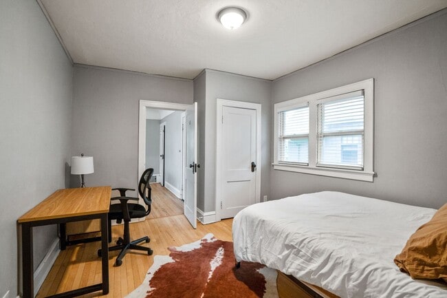 Building Photo - Rare quality UWM Flat , Walk to Campus!