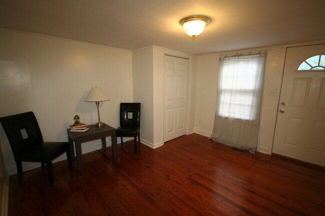 Building Photo - 1422 James St