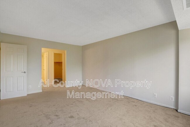 Building Photo - 3800 Powell Ln