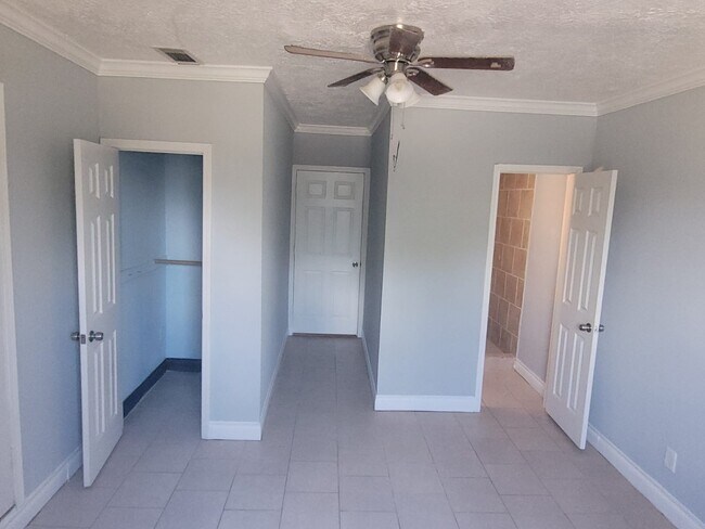 Building Photo - 3026 Sunbeam St