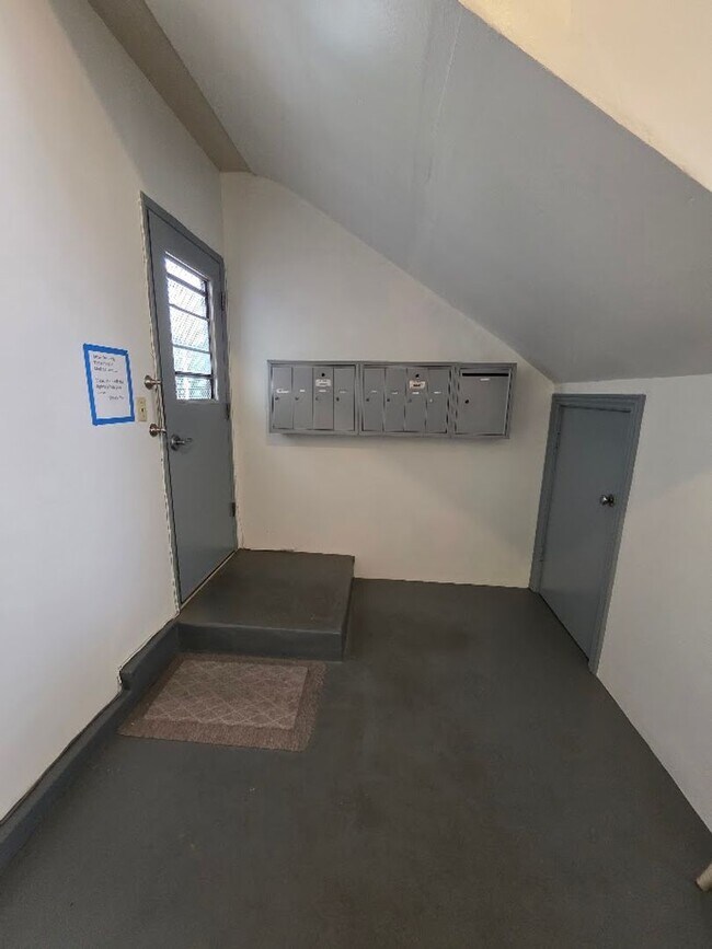 Building Photo - UPPER 1BD/1BA CONDO WITH GARAGE AND COMMON...