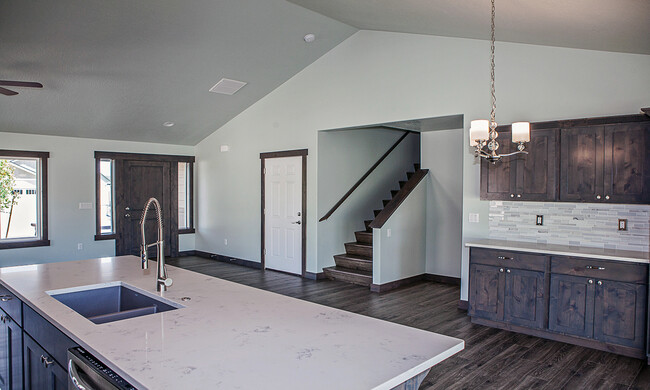 Building Photo - 4 Bedroom with Shop and View of the Mounta...