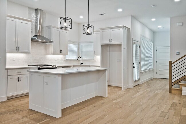 Building Photo - 502 W Persimmon St