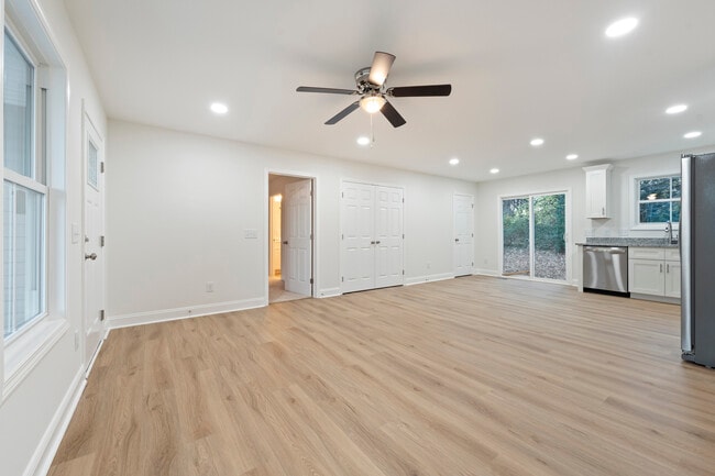 Building Photo - 517 W Cemetery St