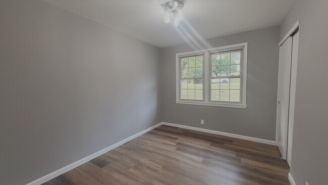 Building Photo - 910 Rexdale Dr