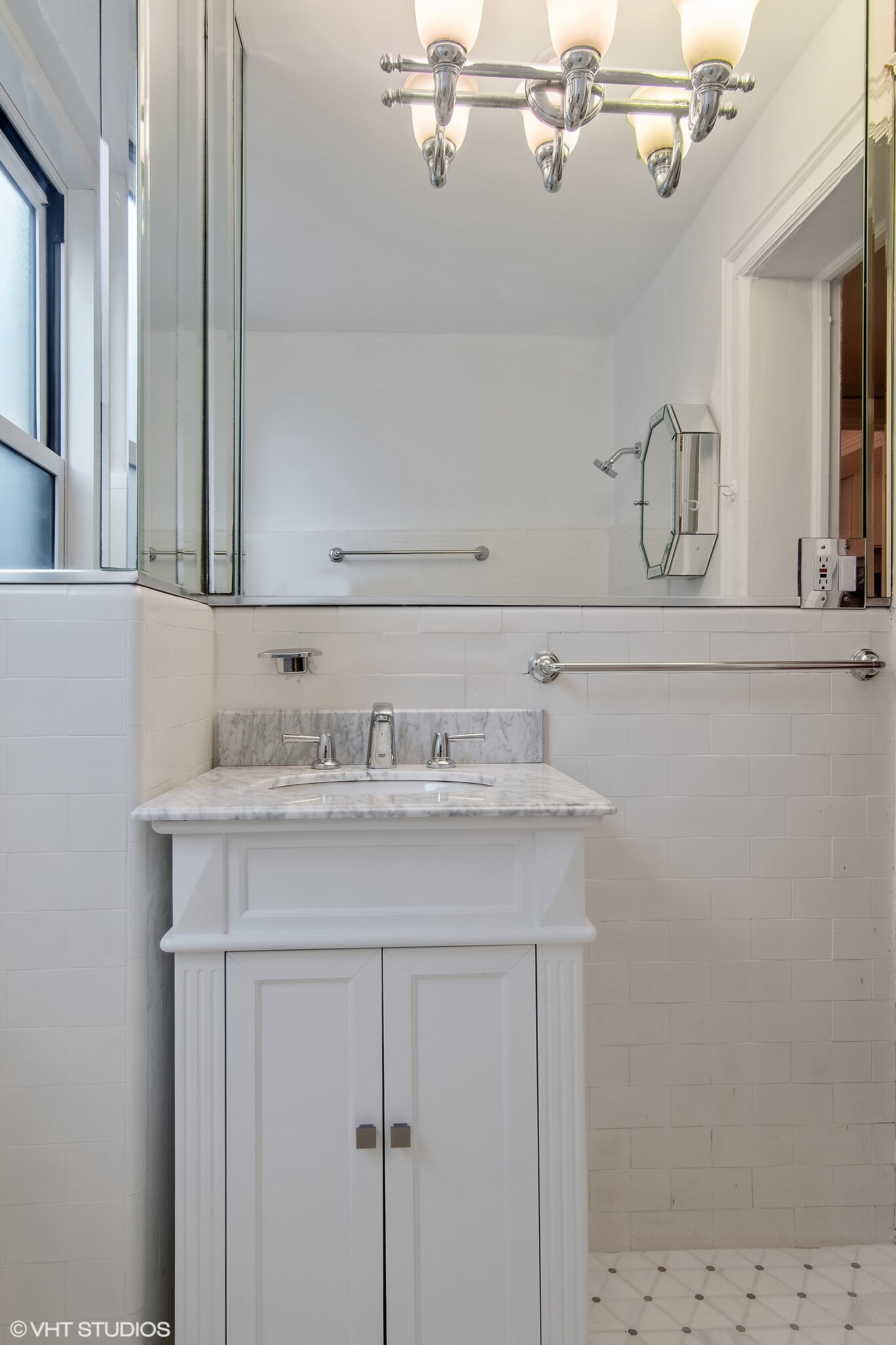 Full Bath - 3730 N Lake Shore Dr