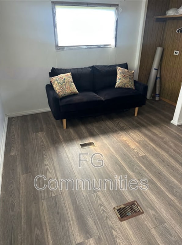 Building Photo - 123 Tuckaway Ln