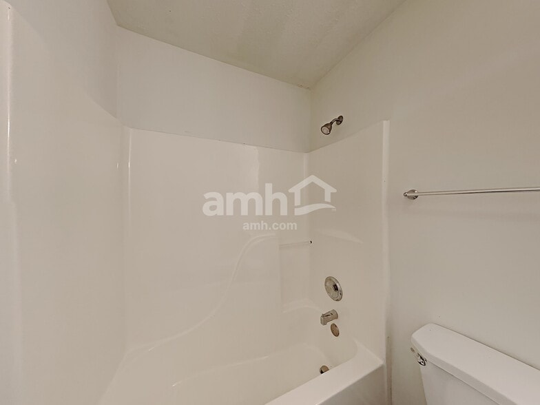 Building Photo - 2805 River Bend Dr