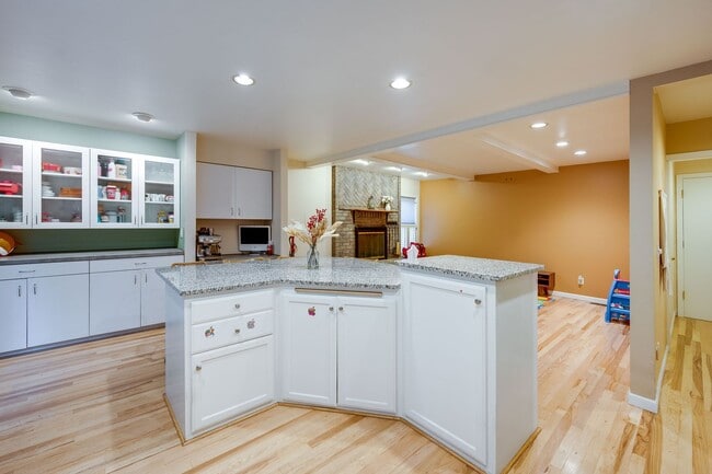 Building Photo - Luxury Rental: Chef’s Kitchen, Hot Tub & Room to Entertain