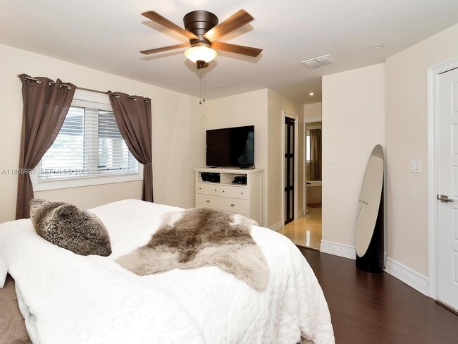 Building Photo - 3141 Hollywood Blvd