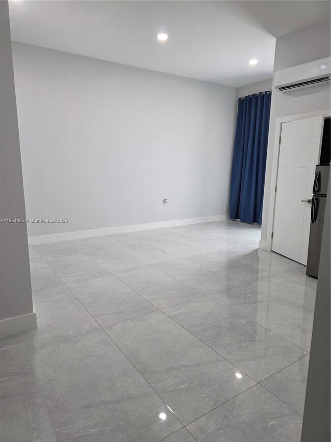 Building Photo - 81 S Royal Poinciana Blvd