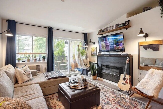 Building Photo - Modern 2 Bed, 1 Bath Condo near Dishman Hills!