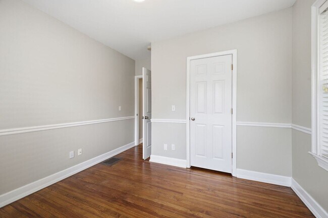 Building Photo - Sylvan Park Charm