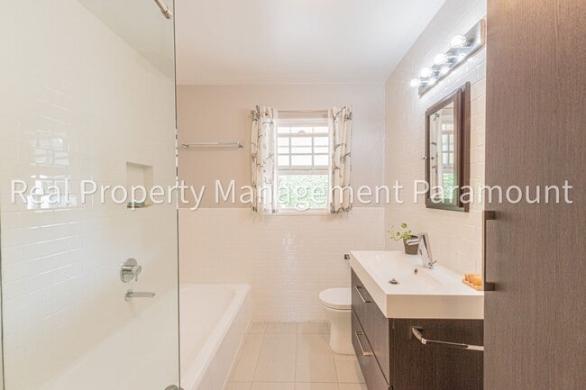 Building Photo - Modern, Eco-Friendly 4BR Home with Views i...
