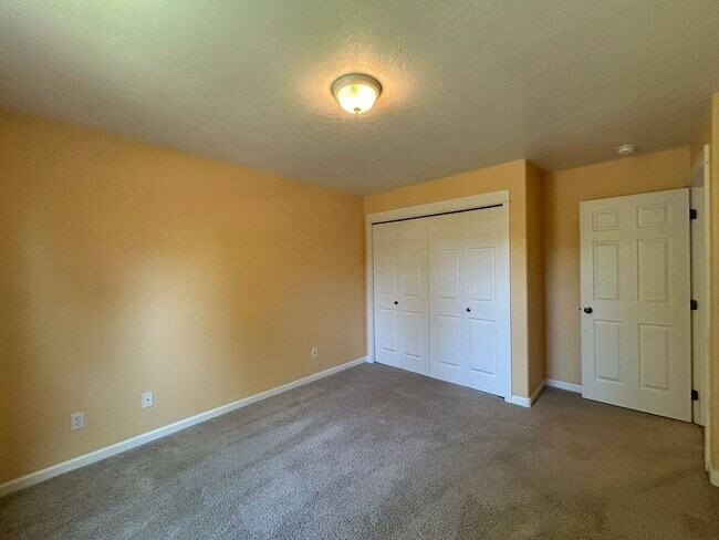 Building Photo - Well Maintained 3 Bedroom / 2 Bathroom Hom...