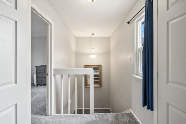 Building Photo - Spacious 3 Bedroom Townhouse-Style Condo N...