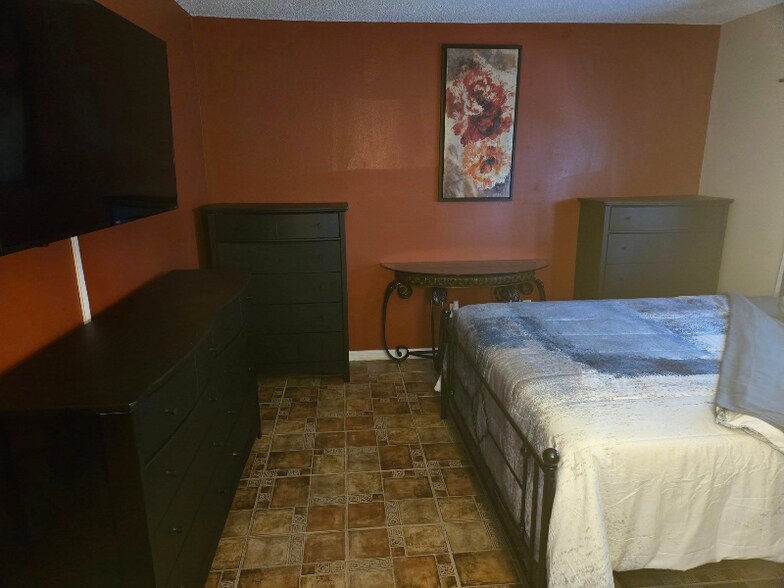 Building Photo - 672 Basingstoke Ct