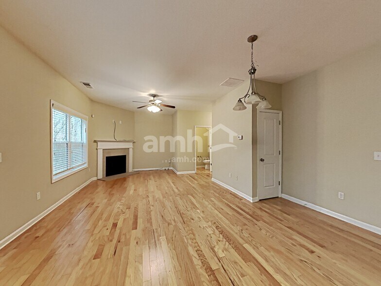 Building Photo - 507 Round Rock Trl