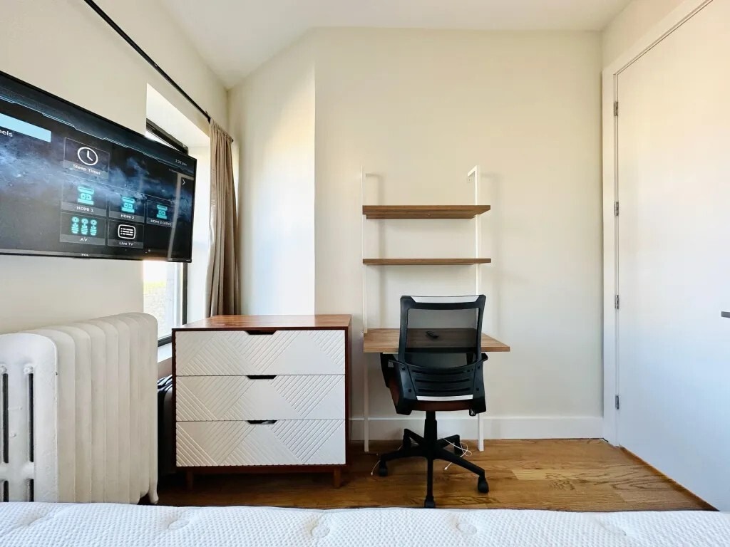 Building Photo - Furnished room/NOT APARTMENT