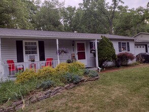 Building Photo - 3 Bedroom House in Houserville For Rent De...