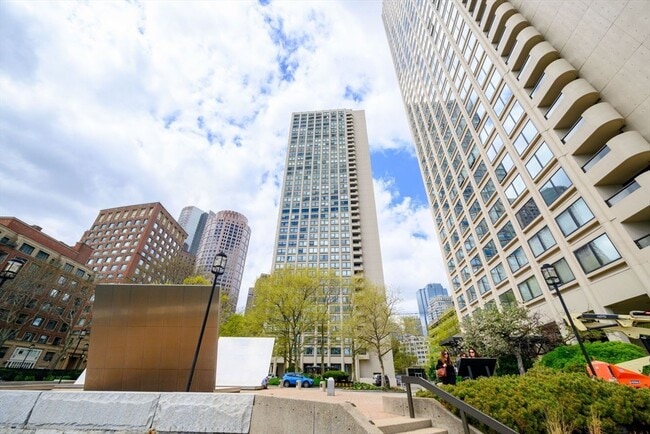 Building Photo - 65 E India Row