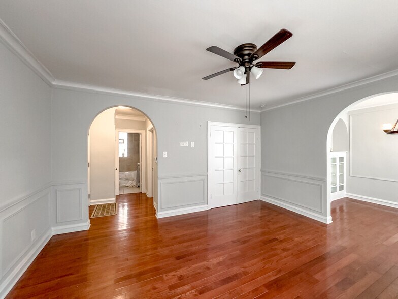 Building Photo - 447 W Surf St