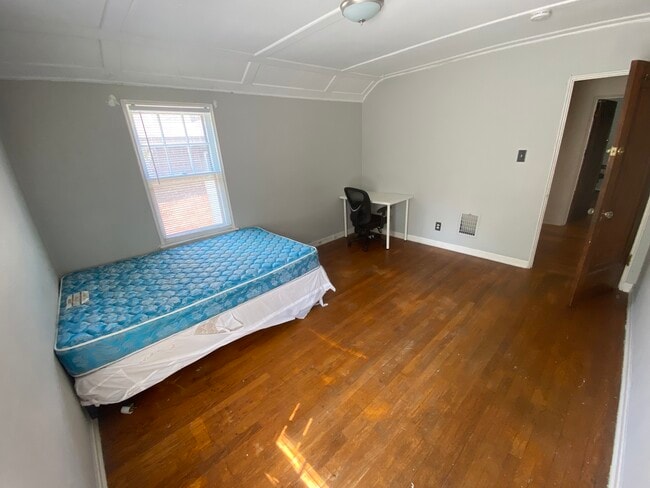 upper bedroom - 1033 Ackerman Ave