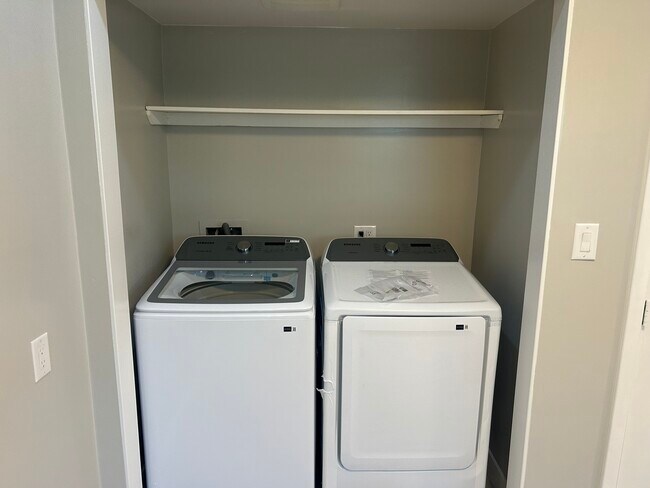 Laundry - 19548 Los Alimos St