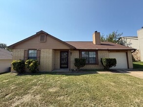 Building Photo - 2208 Woodlands Dr