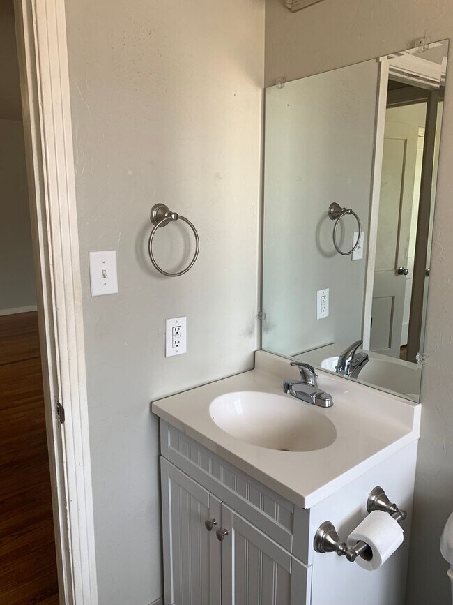 Building Photo - One Bedroom in Plaza District-$500 Off in ...
